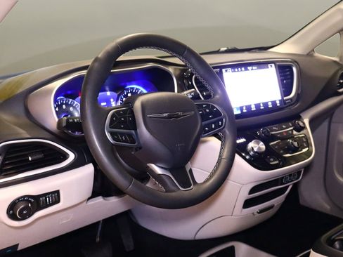 Used 2024 Chrysler Pacifica Touring-L image 10