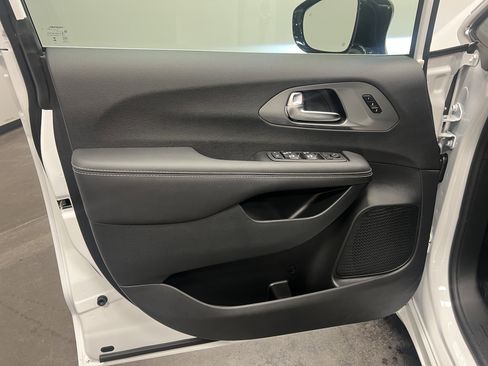 New 2026 Chrysler Pacifica Select image 18