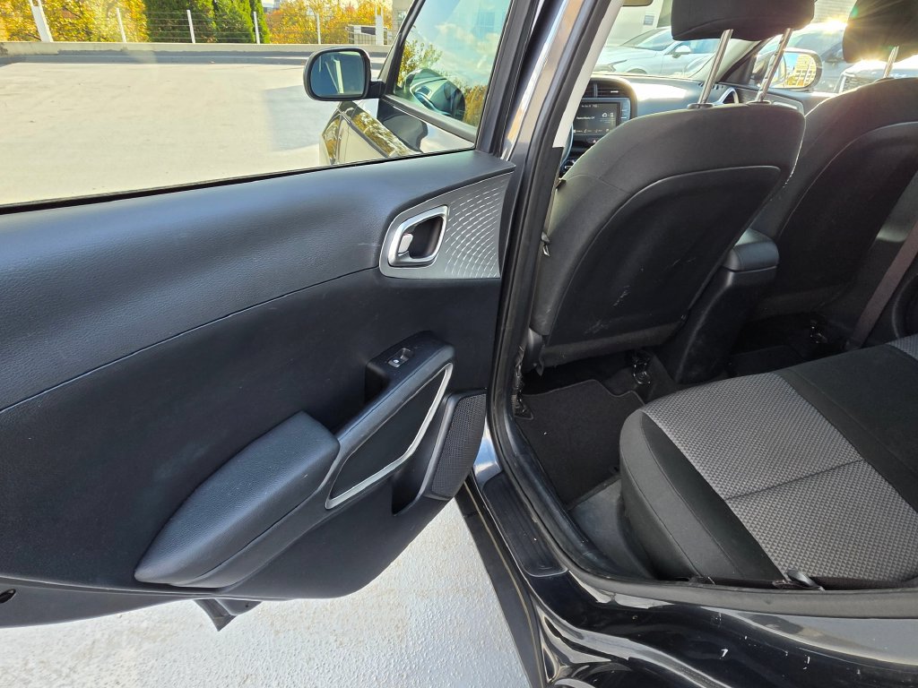 Certified 2023 Kia Soul LX w/ LX Technology Package FWD image 17