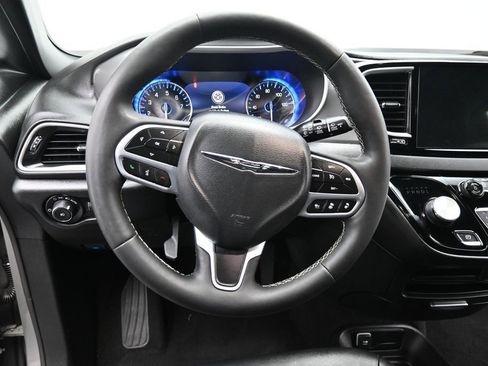 Used 2025 Chrysler Pacifica Select FWD image 12