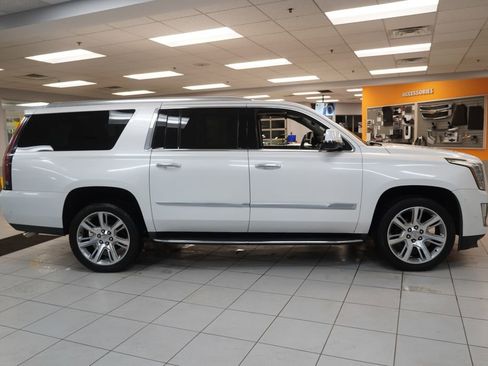 Used 2019 Cadillac Escalade ESV Luxury image 16