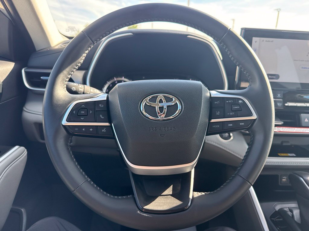Used 2025 Toyota Highlander XLE AWD/4WD image 12