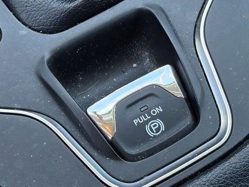 Used 2019 Jeep Cherokee Latitude Plus AWD/4WD image 31