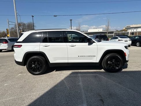 Used 2024 Jeep Grand Cherokee Altitude AWD/4WD image 6
