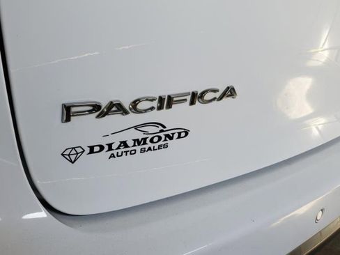 Used 2020 Chrysler Pacifica Touring-L Plus FWD image 6