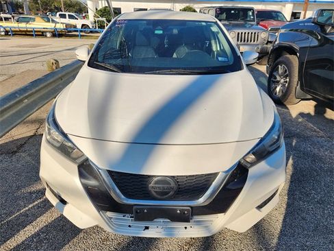Used 2021 Nissan Versa SV image 2