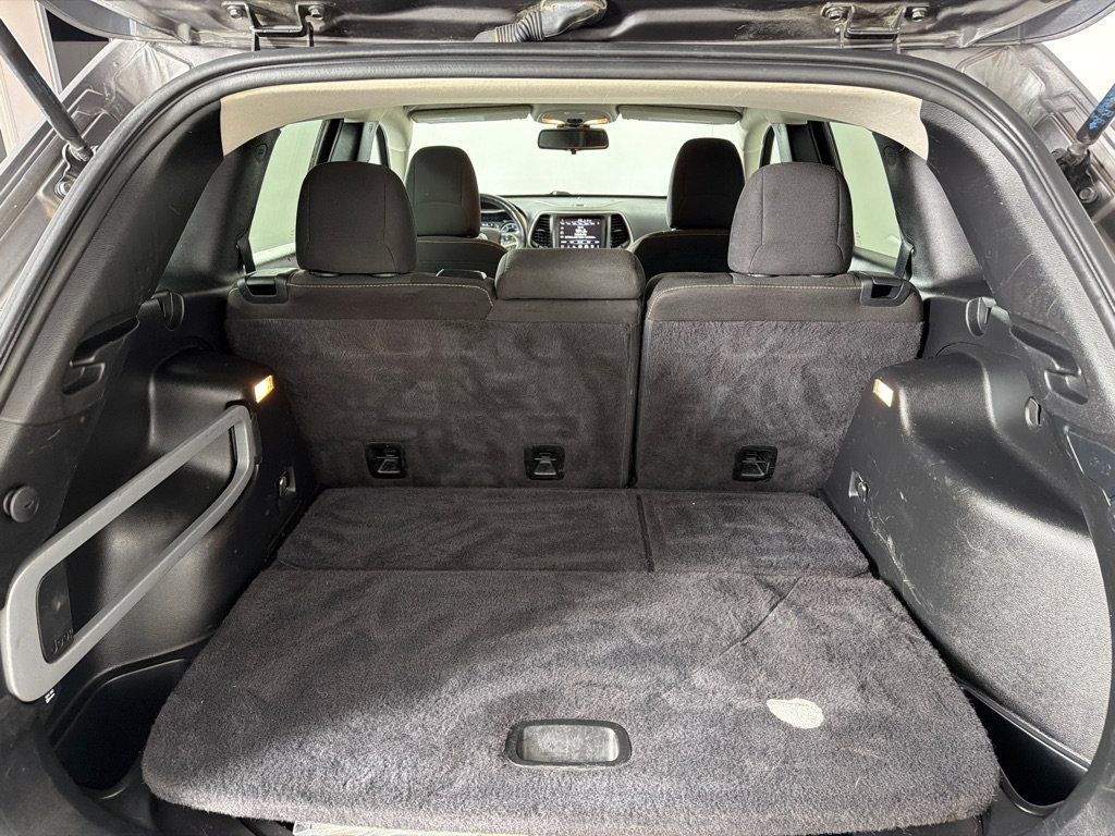 Used 2017 Jeep Cherokee Latitude FWD image 20