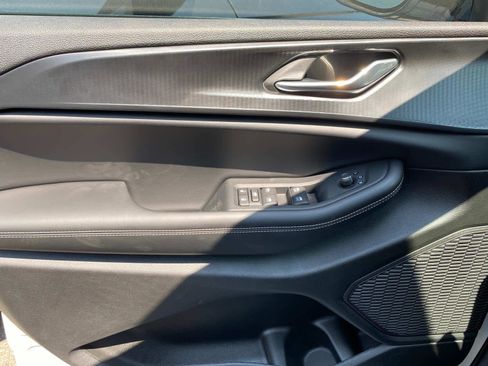 New 2025 Jeep Grand Cherokee Altitude image 17