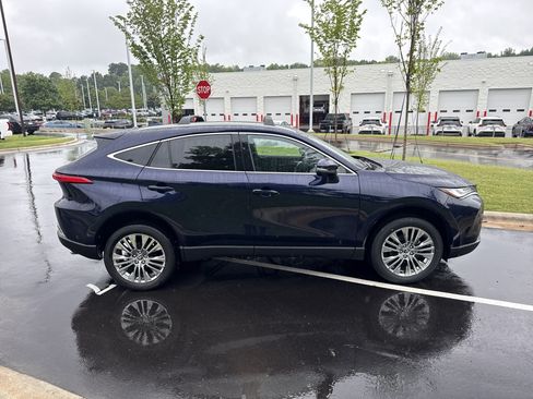 Used 2024 Toyota Venza XLE AWD/4WD image 11