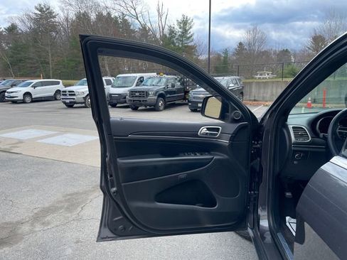 Used 2018 Jeep Grand Cherokee Limited image 23