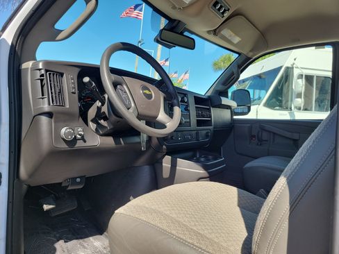 Used 2025 Chevrolet Express 3500 LT w/ LT Preferred Equipment Group RWD image 9