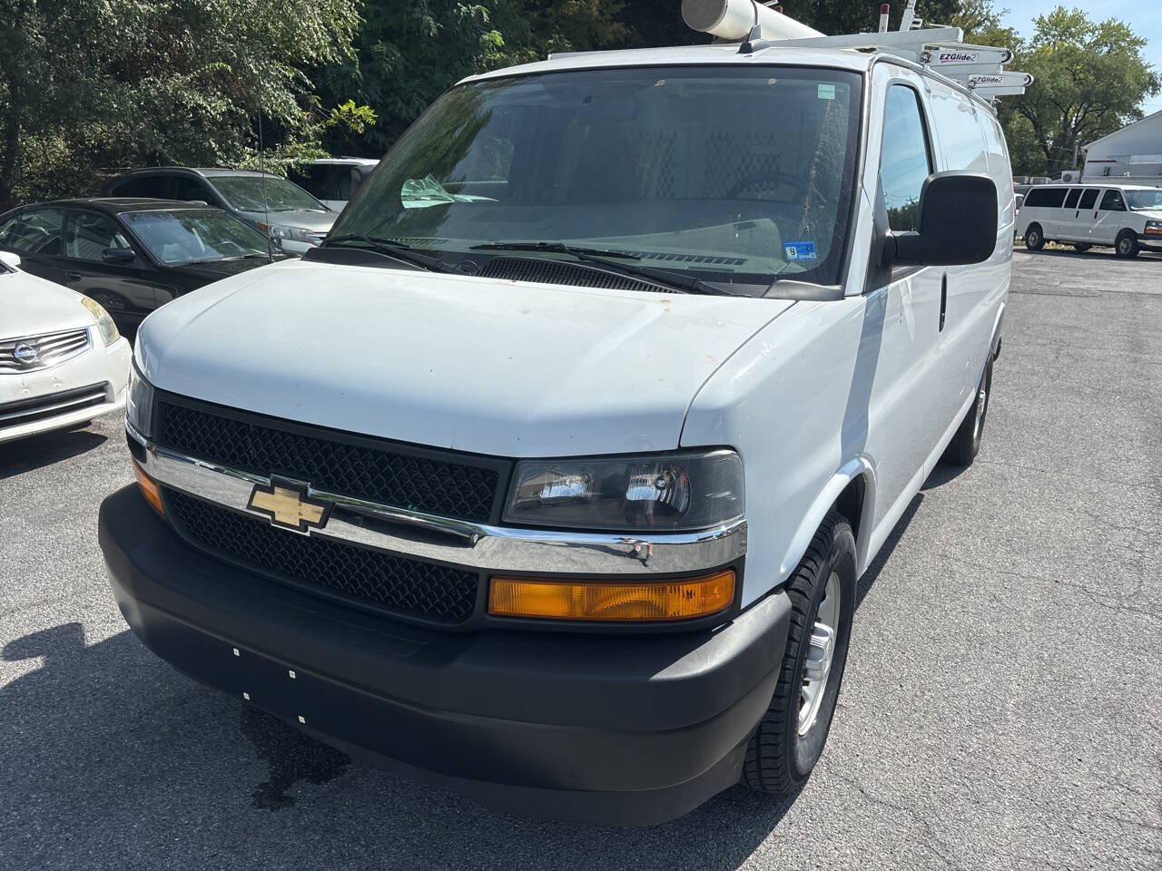 Used 2018 Chevrolet Express 2500 w/ Driver Convenience Package RWD image 3