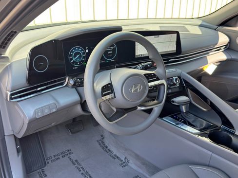 Used 2024 Hyundai Elantra Blue FWD image 12