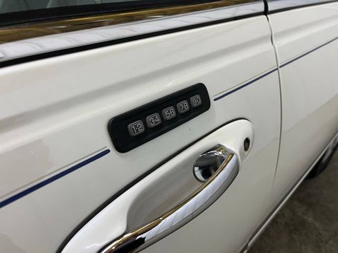 Used 2005 Lincoln Town Car Signature Limited RWD image 6