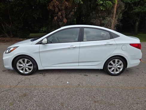 Used 2013 Hyundai Accent GLS w/ Premium Pkg FWD image 4