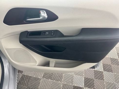 Used 2018 Chrysler Pacifica Limited FWD image 21