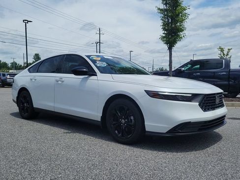 Certified 2025 Honda Accord SE image 3