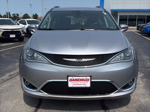 Used 2018 Chrysler Pacifica Touring-L w/ Tire & Wheel Group FWD image 3