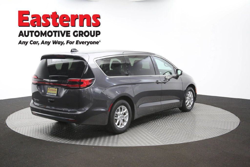Used 2023 Chrysler Pacifica Touring-L FWD image 44