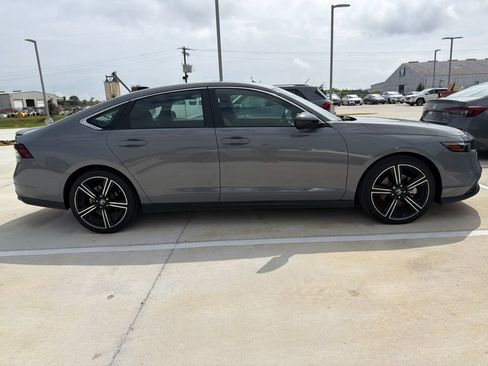 Used 2025 Honda Accord Sport image 3
