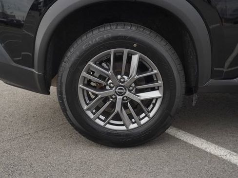 Used 2023 Nissan Rogue S image 70