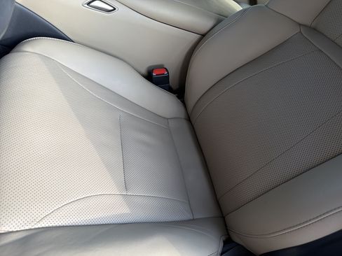Used 2023 Lexus LS 500 w/ Accessory Package (Z2) RWD image 16