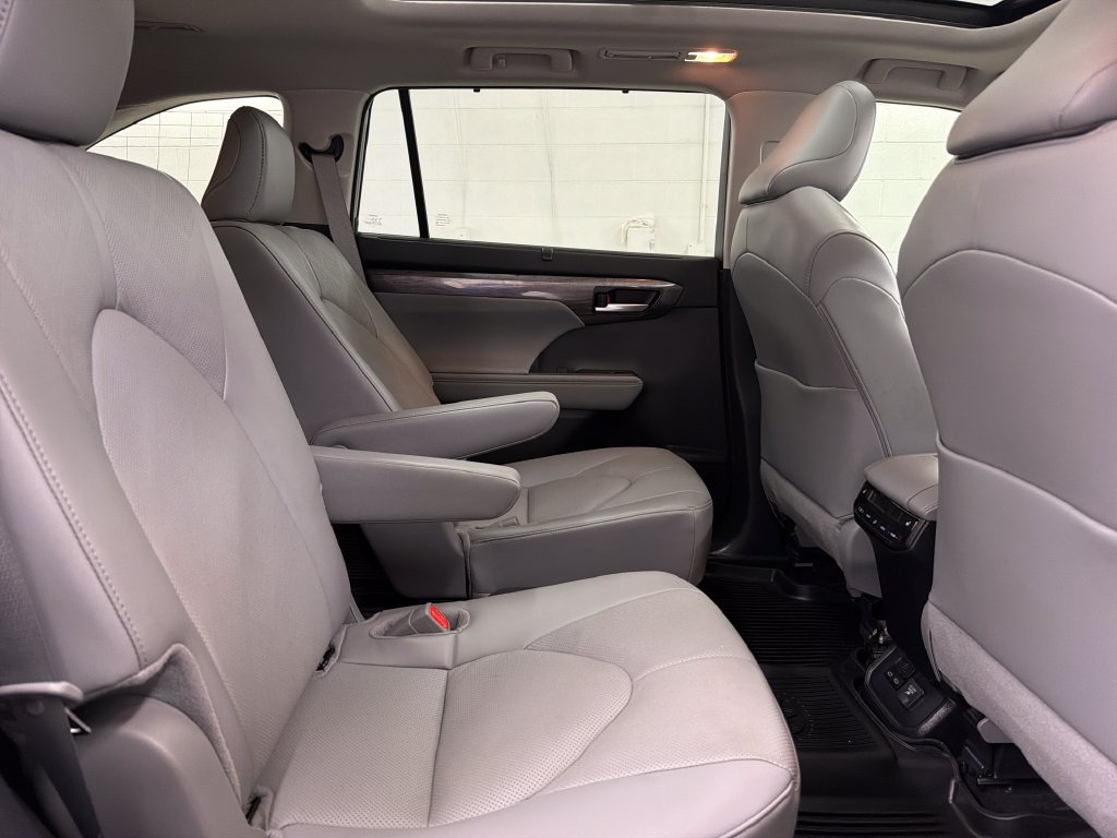 Used 2024 Toyota Highlander Platinum AWD/4WD image 30