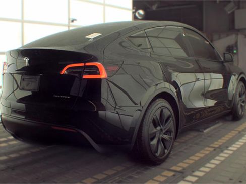 Used 2024 Tesla Model Y Long Range AWD/4WD image 4