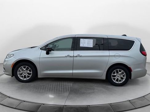 Used 2024 Chrysler Pacifica Touring-L FWD image 6