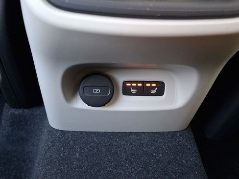 Certified 2023 Volvo XC40 B5 Plus w/ Protection Package Premier image 11