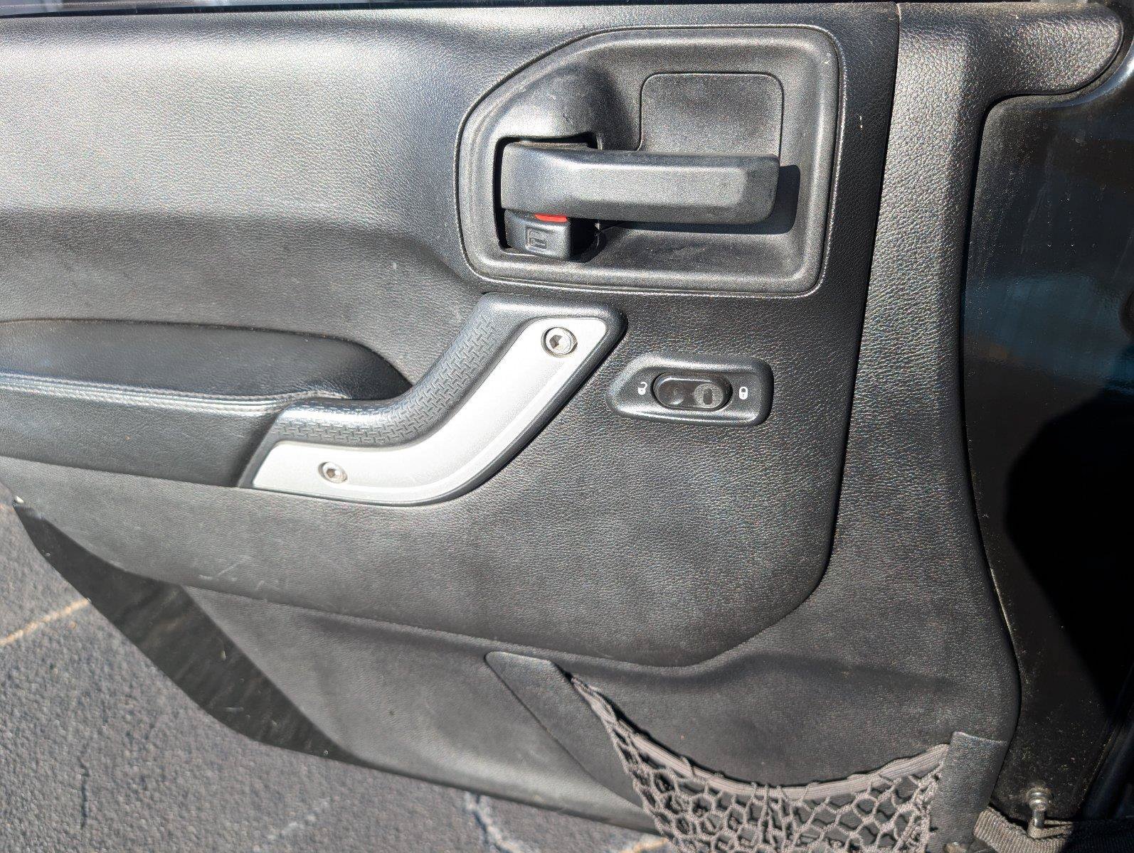 Used 2013 Jeep Wrangler Unlimited Rubicon AWD/4WD image 17