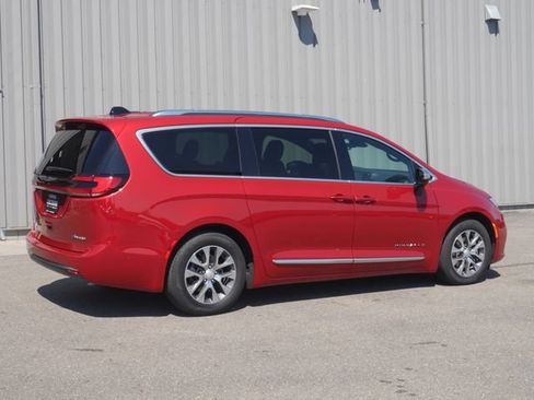 Used 2025 Chrysler Pacifica Pinnacle FWD image 13