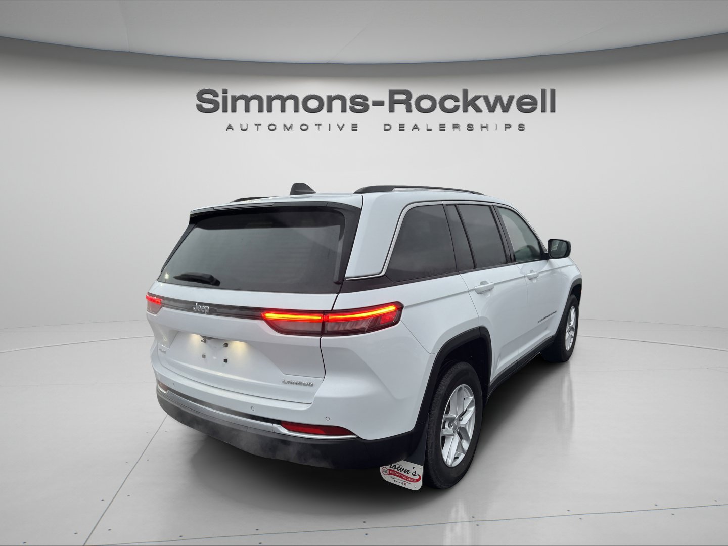 Used 2023 Jeep Grand Cherokee Laredo X AWD/4WD image 5