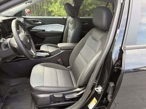 Certified 2025 Chevrolet Trax LT w/ LT Convenience Package FWD image 19