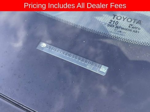 Used 2025 Toyota Sienna XLE FWD image 3
