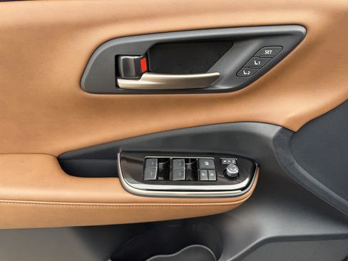 Used 2025 Toyota Crown Limited w/ Advanced Technology Package image 9