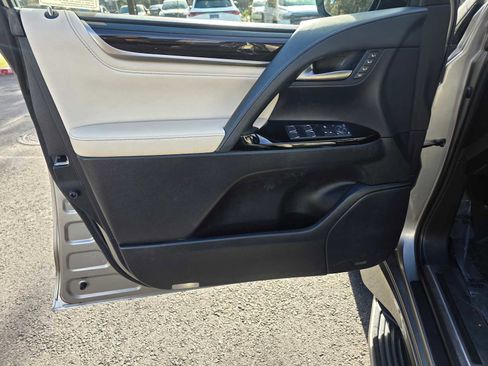 Used 2020 Lexus LX 570 4WD w/ 3rd Row & Luxury Pkg image 23