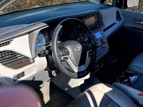 Used 2018 Toyota Sienna XLE image 12