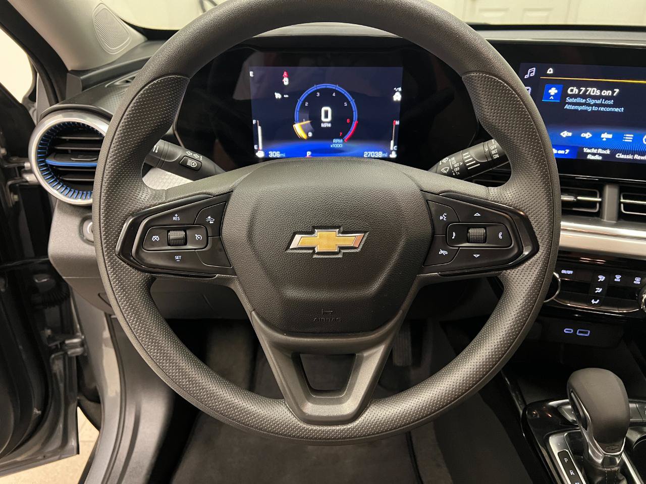 Used 2025 Chevrolet Trax LT FWD image 32