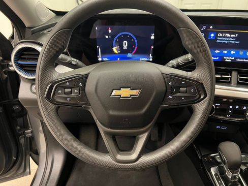Used 2025 Chevrolet Trax LT FWD image 32