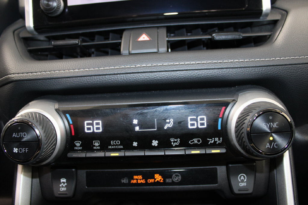Used 2025 Toyota RAV4 XLE AWD/4WD image 41