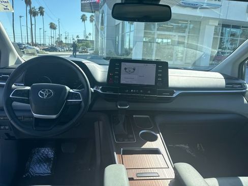 Used 2023 Toyota Sienna XLE FWD image 18