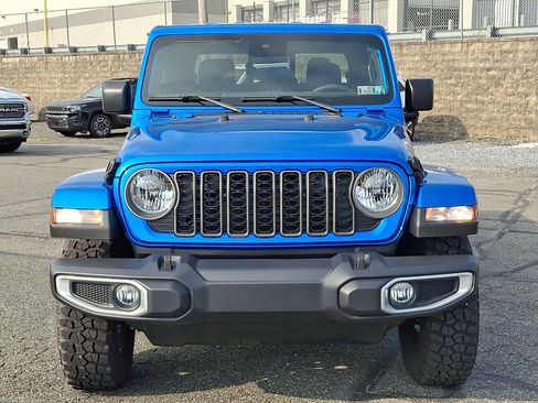 Used 2025 Jeep Gladiator Sport AWD/4WD image 2