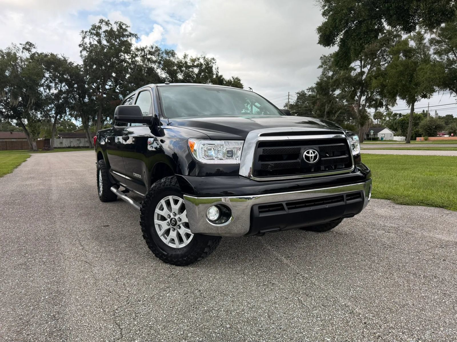 Used 2013 Toyota Tundra 4x4 CrewMax w/ Tow Pkg image 3