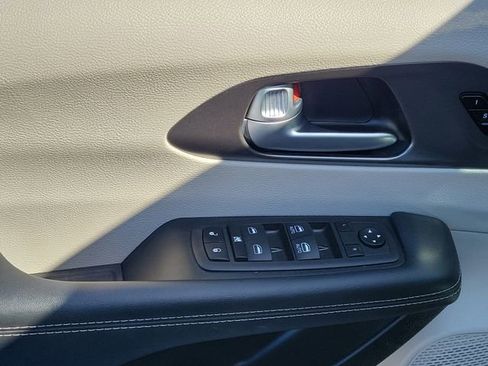 Used 2023 Chrysler Pacifica Touring-L FWD image 22