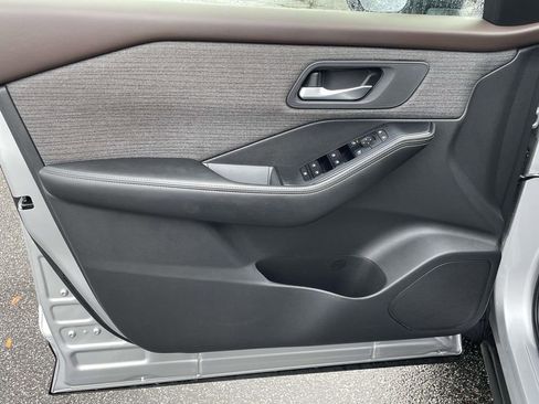 Used 2022 Nissan Rogue SV image 11