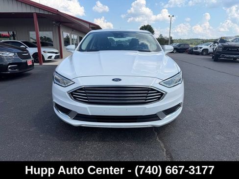 Used 2018 Ford Fusion SE w/ Fusion SE Technology Package FWD image 2