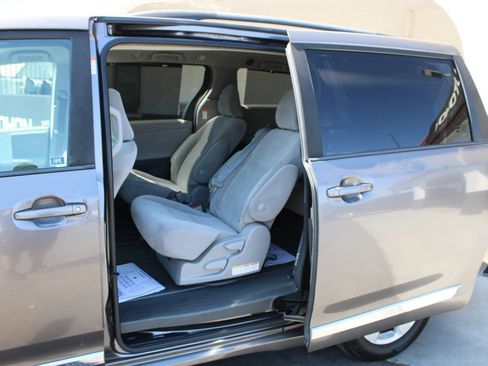 Used 2019 Toyota Sienna LE FWD image 14