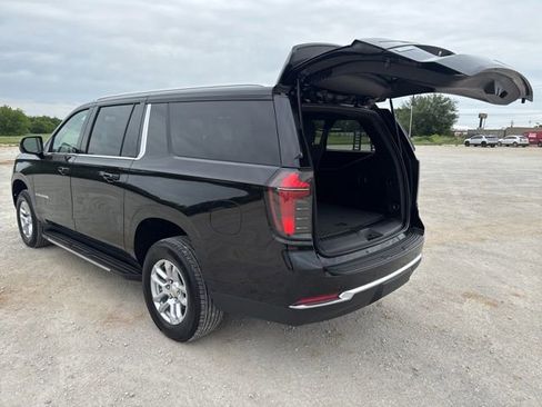 Used 2025 Chevrolet Suburban LS RWD image 4