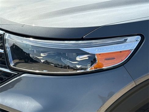Used 2021 Ford Explorer XLT w/ Equipment Group 202A image 4